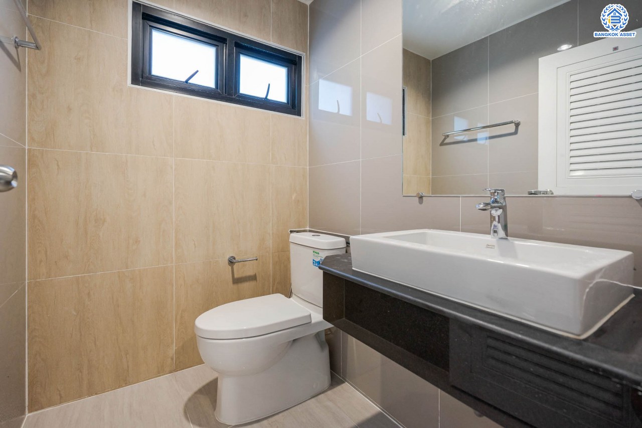 บ้านมือสองตกแต่งใหม่ ม.ภัสสร7 รัตนาธิเบศร์ พื้นที่กว้างกว่า 58.9 ตร.ว. รองรับทุกความสุข ฟังก์ชัน 3 ห้องนอน 3 ห้องน้ำ 2 ห้องอเนกประสงค์ จอดรถได้ 2 คัน บนทำเลเดินทางสะดวก ติดถนนใหญ่ ใกล้รถไฟฟ้า "สถานีบางพลู" เพียง 400 ม.